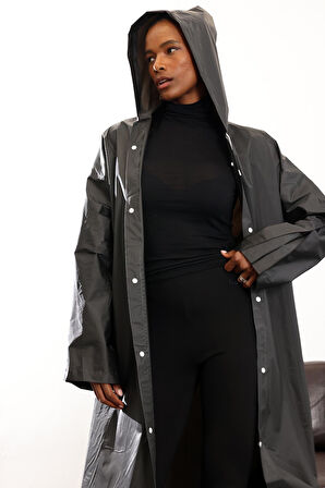 Siyah Kapüşonlu Yağmurluk 