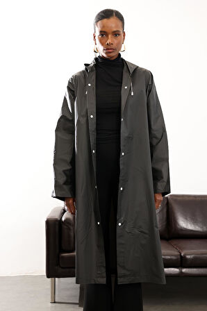 Siyah Kapüşonlu Yağmurluk 