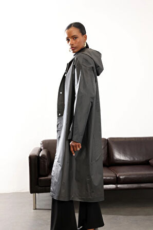 Siyah Kapüşonlu Yağmurluk 