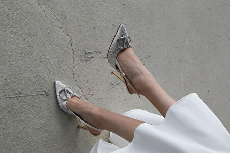 Vilda Taş Detaylı Bej Topuklu Ayakkabı