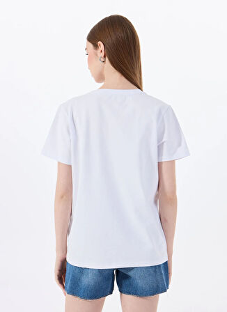 Mustang V Yaka Nakışlı Beyaz Kadın T-Shirt M5SL-TST1848