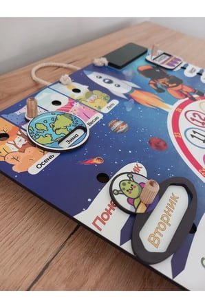 Rusça Mekanizmalı Uzay Temalı Montessori Duvar Takvimi Aylar , haftanın günleri ve mevsimler