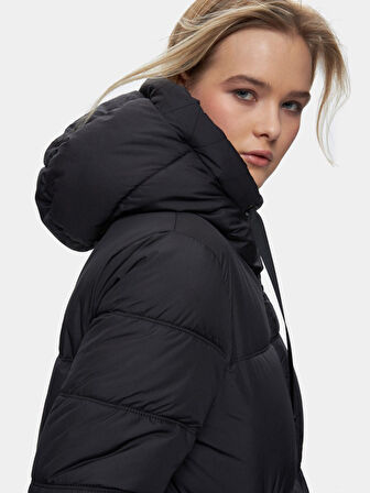 Uzun Boy Kapüşonlu Şişme Siyah Mont