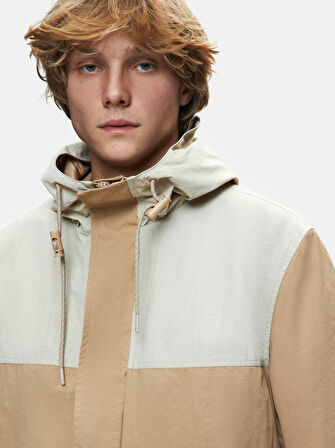 Kapüşonlu Blok Renkli Rüzgarlık Karışık Mont