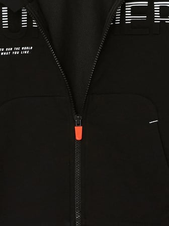 LCW Kids Siyah Kapüşonlu Baskılı Uzun Kollu Erkek Çocuk Fermuarlı Sweatshirt