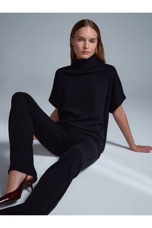 32239 Asimetrik Kesim Boğazlı Top-Siyah