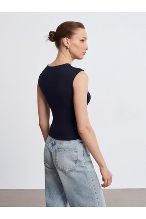 Dilvin Kadın Kenarları Büzgülü Lacivert T-Shirt - 101A21054