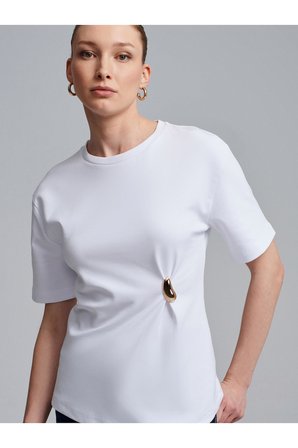 32445 Aksesuar Detaylı Basic T-Shirt