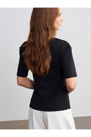 32445 Aksesuar Detaylı Basic T-Shirt