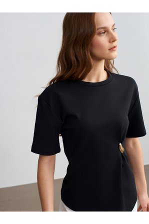 32445 Aksesuar Detaylı Basic T-Shirt