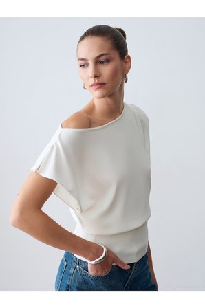 10870 Lyocell Karışımlı Dökümlü Bluz-Ekru