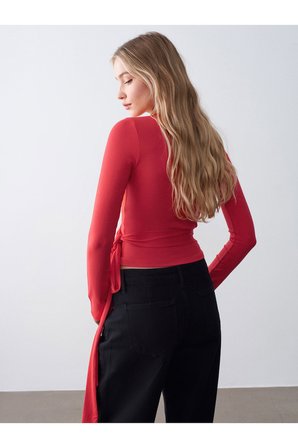 32645 Uzun Kollu Kruvaze Top