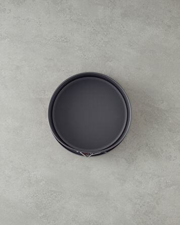 Baker’s Choice Karbon Çelik Klasik Kelepçeli Yuvarlak Kek Kalıbı 24 x 7,6 cm Kırmızı