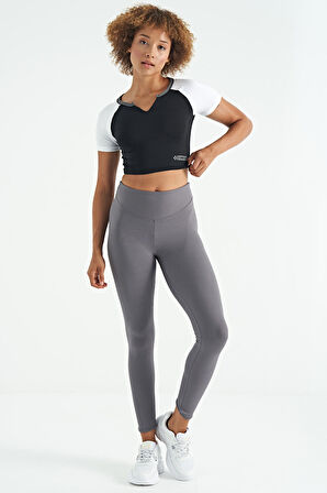 Siyah Renk Bloklu Logo Baskılı O Yaka Dar Kalıp Kadın Crop T-Shirt - 97270 | S