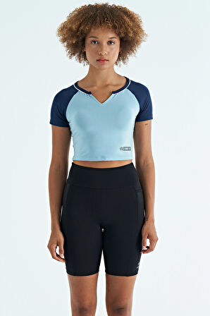 Açık Mavi Renk Bloklu Logo Baskılı O Yaka Dar Kalıp Kadın Crop T-Shirt - 97270 | S