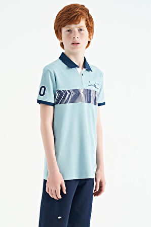 Açık Mavi Şerit Baskı Detaylı Pola Yaka Standart Kalıp Erkek Çocuk T-Shirt - 11162 | 5-6 Yaş