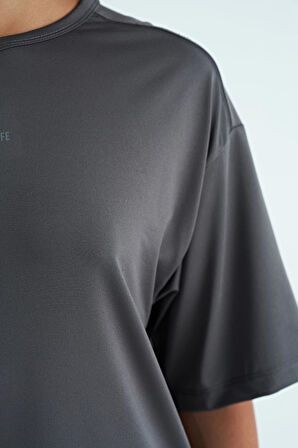 Koyu Gri O Yaka Baskı Detaylı Oversize Kısa Kol Kadın T-Shirt - 97263 | S