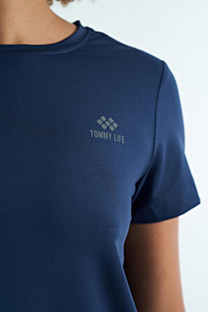 İndigo Sırt Yırtmaç Detaylı O Yaka Kısa Kollu Standart Kalıp Kadın T-Shirt - 97267