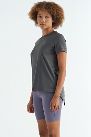 Koyu Gri Sırt Yırtmaç Detaylı O Yaka Kısa Kollu Standart Kalıp Kadın T-Shirt - 97267 | S