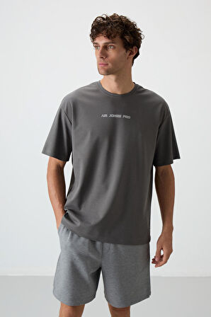 Koyu Gri Pamuklu Kalın Yüzeyi Dokulu Oversize Fit  Baskılı Erkek T-Shirt - 88364 | L