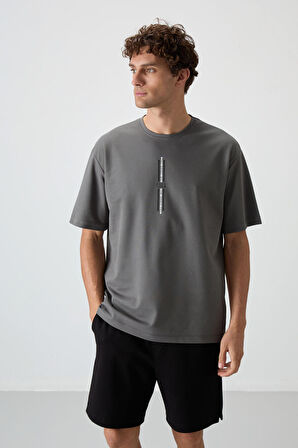 Koyu Gri Pamuklu Kalın Yüzeyi Dokulu Oversize Fit  Baskılı Erkek T-Shirt - 88366