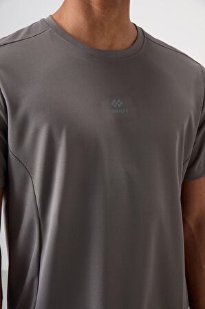Koyu Gri Polyester Nefes Alan Dokulu İnce Esnek Standart Fit Erkek Performans T-Shirt - 88390