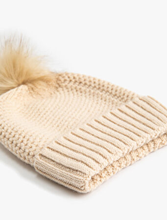 Lastikli Örgü Bere Kenarları Katlı Peluş Ponpon Detaylı