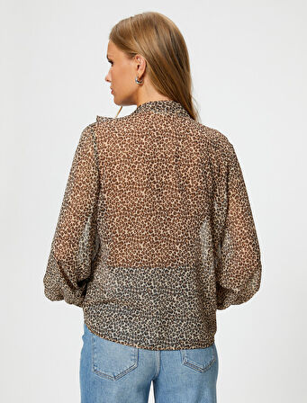 Leopar Desenli Bluz Fular Yaka Fırfırlı Pencere Detaylı