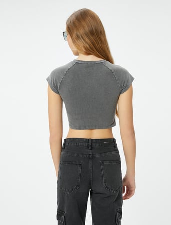 Crop Baskılı Tişört Soluk Efektli V Yaka Kısa Kollu Pamuklu Slim Fit