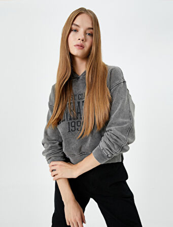 Soluk Efektli Kapşonlu Crop Sweatshirt Kolej Temalı Baskılı