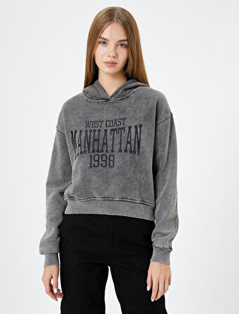 Soluk Efektli Kapşonlu Crop Sweatshirt Kolej Temalı Baskılı