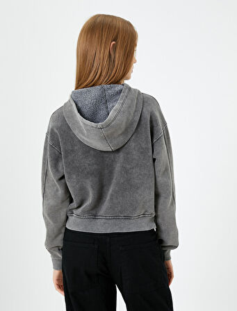 Soluk Efektli Kapşonlu Crop Sweatshirt Kolej Temalı Baskılı