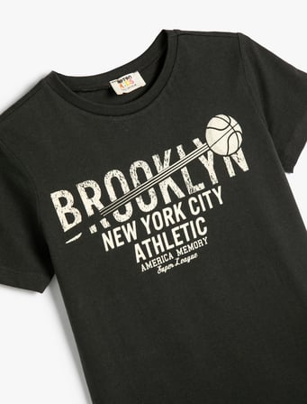 Brooklyn Baskılı Kısa Kollu Bisiklet Yaka Tişört