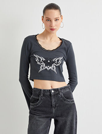 Crop Tişört Uzun Kollu Baskılı Yuvarlak Yaka Dantel Detaylı Pamuklu