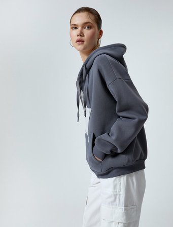 Fermuarlı Kapşonlu Oversize Sweatshirt  Yıldız Aplike Detaylı Cepli Uzun Kollu