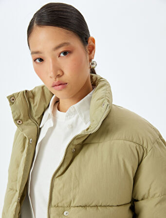 Kısa Şişme Mont Dik Yaka Fermuarlı Kapaklı Cep Detaylı Rahat Kalıp