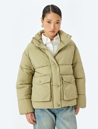 Kısa Şişme Mont Dik Yaka Fermuarlı Kapaklı Cep Detaylı Rahat Kalıp