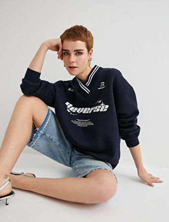 V Yaka Oversize Sweatshirt Kolej Temalı Baskılı 