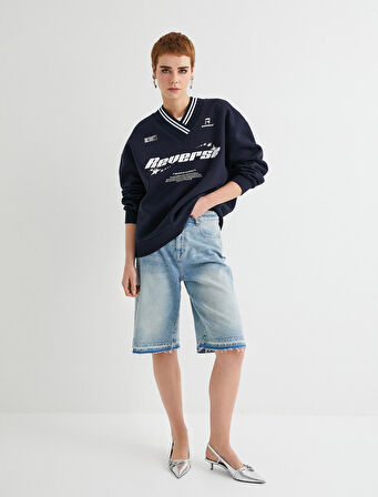 V Yaka Oversize Sweatshirt Kolej Temalı Baskılı 