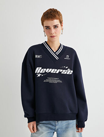 V Yaka Oversize Sweatshirt Kolej Temalı Baskılı 