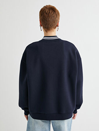 V Yaka Oversize Sweatshirt Kolej Temalı Baskılı 