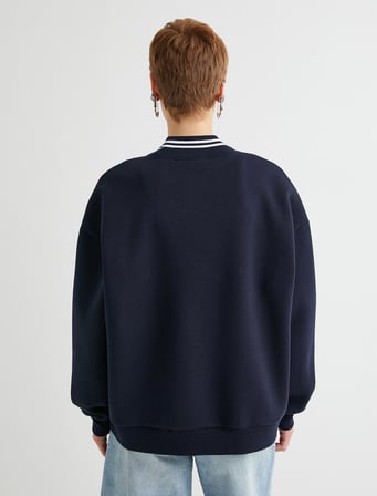 V Yaka Oversize Sweatshirt Kolej Temalı Baskılı 