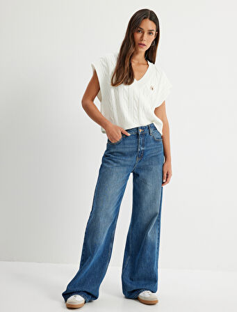 V Yaka Nakışlı Oversize Örgü Süveter