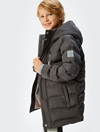 Uzun Şişme Mont Kapşonlu Fermuarlı Cepli Çıtçıt Detaylı