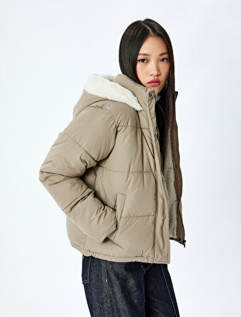 Kapüşonlu İçi Suni Kürklü Fermuarlı Şişme Mont