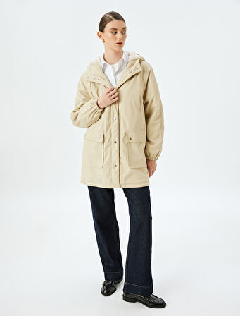 Cepli Çıt Çıt Düğme Kapamalı Cepli İçi Peluş Astarlı Kapüşonlu Oversize Suni Deri Parka 