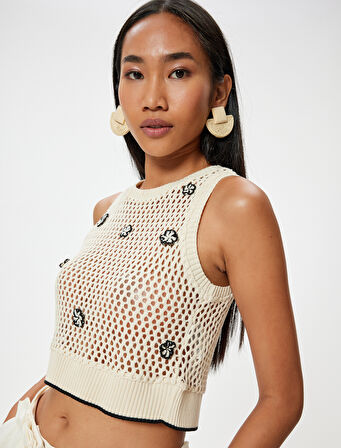 Crop Kroşe Üst Kolsuz Ajurlu Çiçek Aplikeli Yuvarlak Yaka