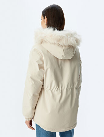 Suni Kürk Detaylı Kapüşonlu İçi Peluş Astarlı Şişme Mont 