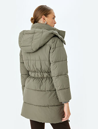 Cepli Kapüşonlu Kemerli Uzun Şişme Mont