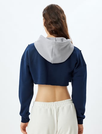 Crop Kapşonlu Sweatshirt Asimetrik Baskılı Renk Bloklu